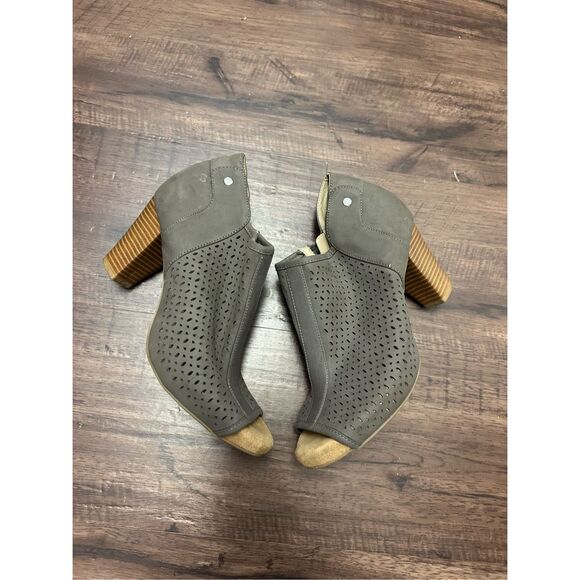 Giani Bernini Angye Memory Foam Perforated Peep-Toe Shooties Ten Heel, Sz 8.5 - Picture 1 of 7